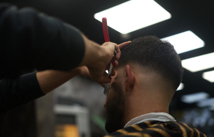 Barber aan het werk bij The Matador barbershop Breda